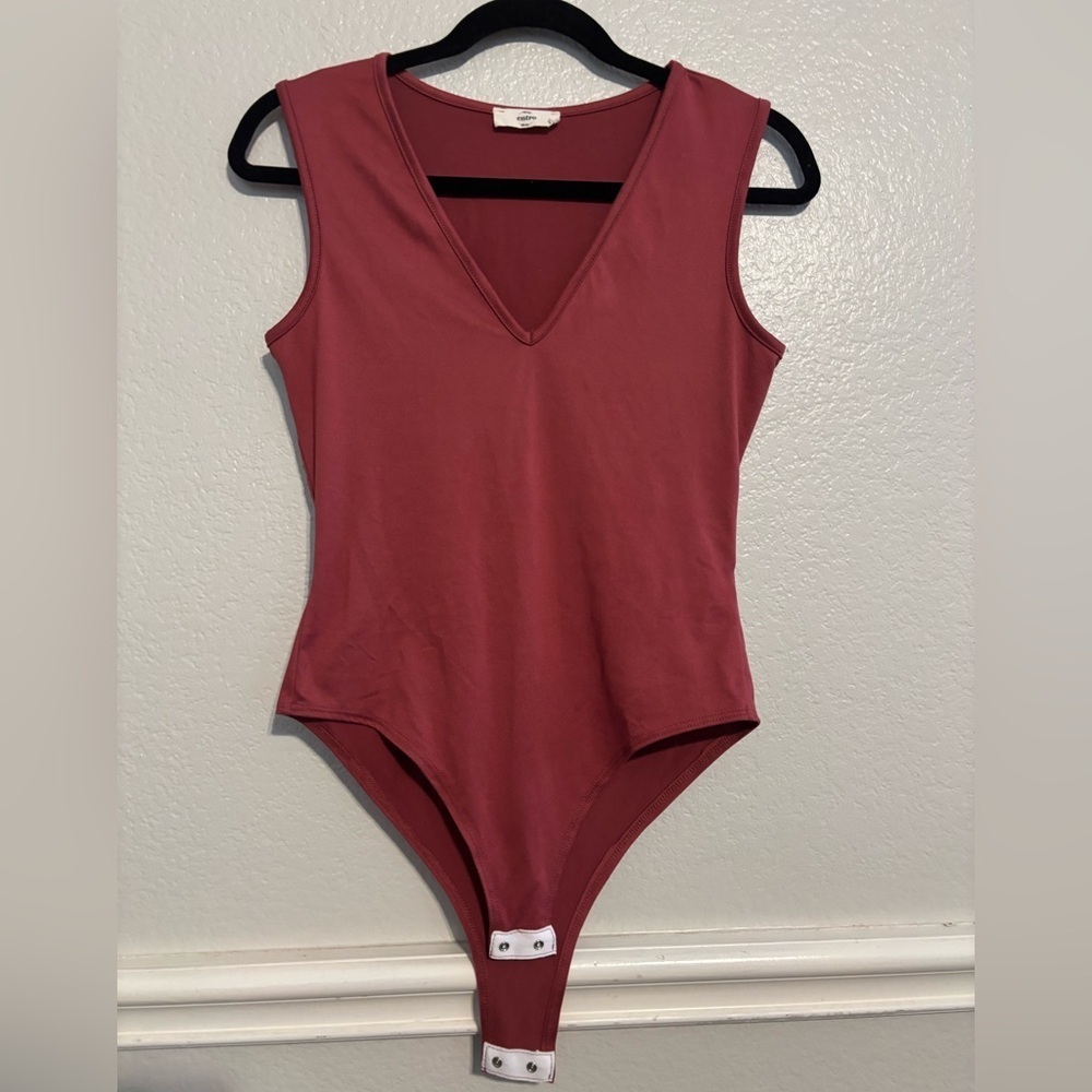 Entro Sleeveless V-neck Bodysuit size Small Rust color